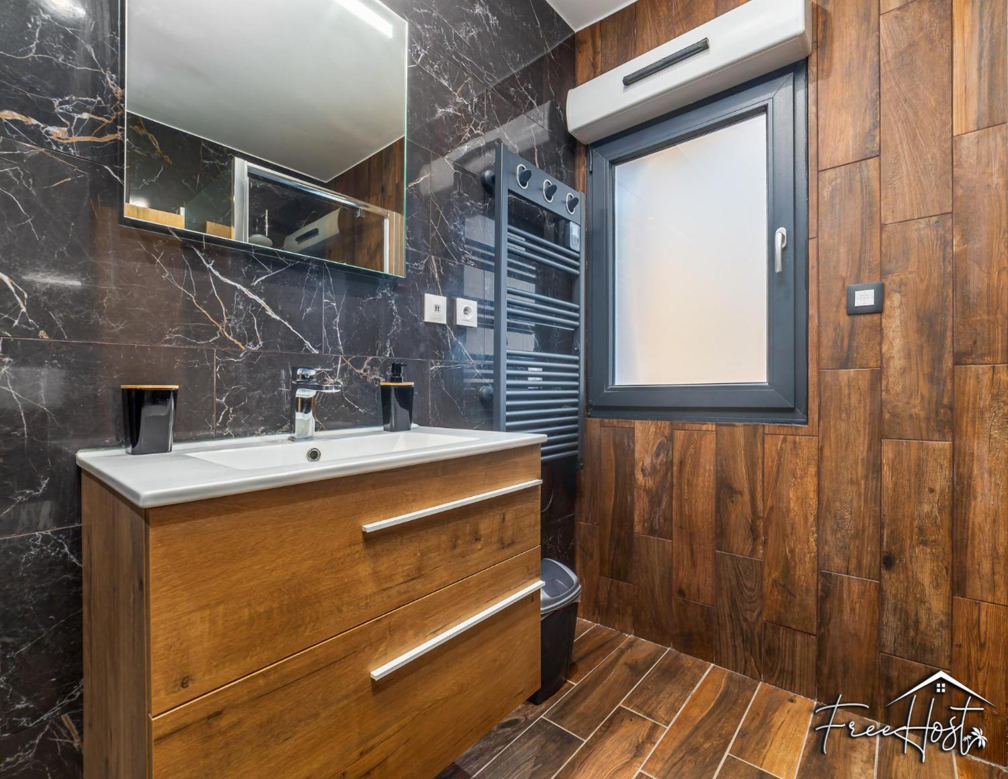 Casa vacanze Marvel House - Disneyland 5min, Private Parking, Terrace Magny-le-Hongre